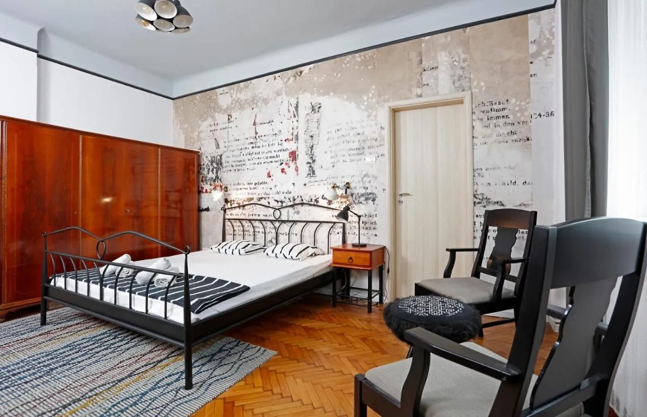 Traditional Modern 3 Bedroom Apartment In Center Bukarest Rumænien