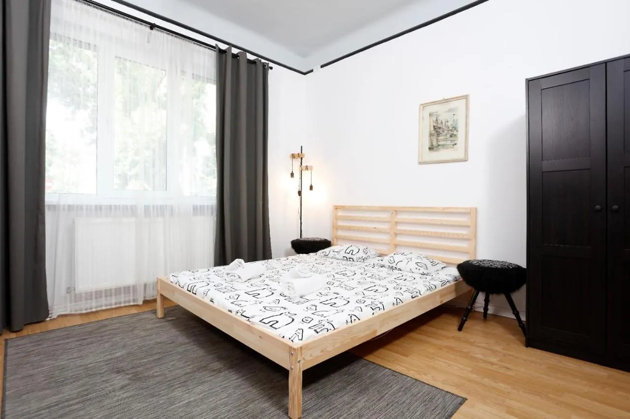 Traditional Modern 3 Bedroom Apartment In Center Bukarest